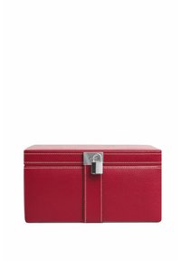 Caja de almacenamiento de cuero rojo con un acabado texturizado, cierre de hardware plateado y acentos de costura blanca. Forma rectangular con una tapa plana.