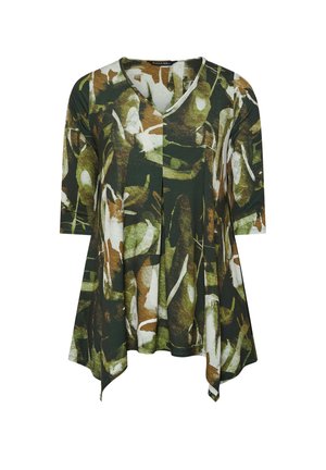 Donkergroene top met een levendig abstract patroon in tinten bruin en wit, voorzien van een V-hals en driekwart mouwen. Zachte stof.