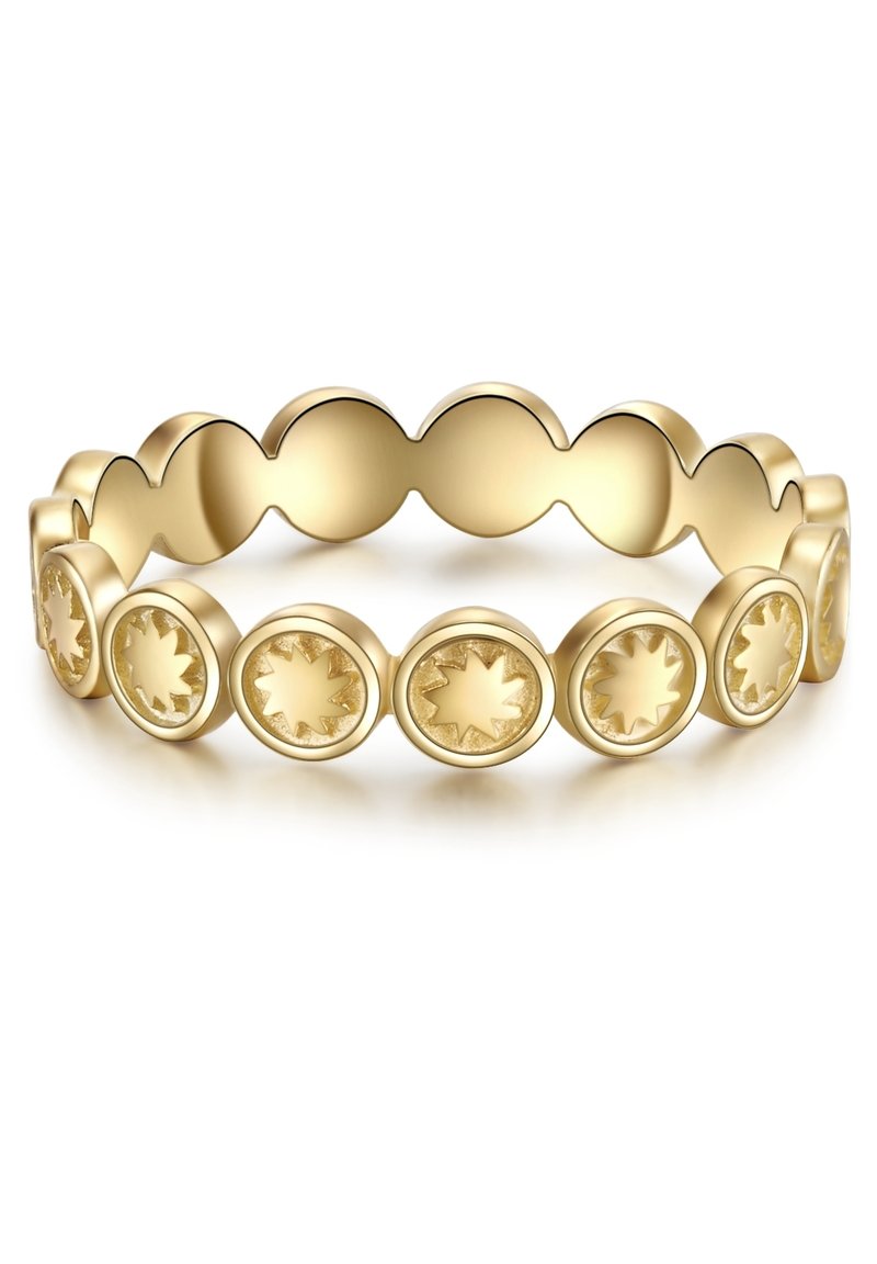 Zlati prstan s valovitim dizajnom in okroglimi detajli, kjer vsak prikazuje vzorec sončnega žarka. Gladka površina s poliranim zaključkom.