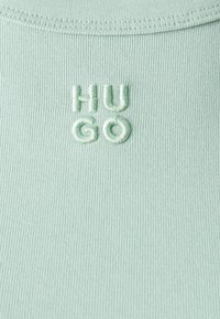 HUGO DELANOR - Základné tričko - light pastel green