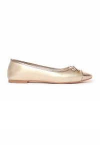 Bailarina metálica dorada con punta afilada, detalle de lazo y cap toe brillante en contraste. Textura suave y diseño minimalista.