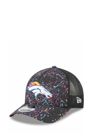 Casquette noire avec un motif éclaboussé coloré et un logo des Denver Broncos en blanc à l'avant. Le dos en maille offre une respirabilité.