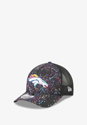 Schwarze Kappe mit einem bunten Farbklecks-Muster und einem weißen Denver Broncos-Logo auf der Vorderseite. Das Mesh-Rückenteil sorgt für Atmungsaktivität.