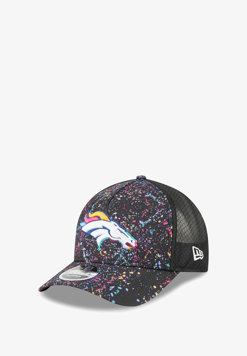 Schwarze Kappe mit einem bunten Farbklecks-Muster und einem weißen Denver Broncos-Logo auf der Vorderseite. Das Mesh-Rückenteil sorgt für Atmungsaktivität.