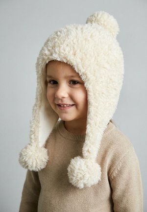 Sterntaler, INKAMÜTZE AUS VEGANEM FELL, MIT POMPONS UND ANGESCHNITTENEN OHRENKLAPPEN - Beanie - natur
