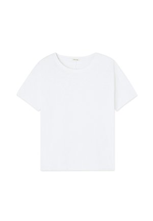 Vienkārša balta T-krekls ar īsām piedurknēm un apaļu kakla izgriezumu, kārtīgi izklāts uz balta fona.