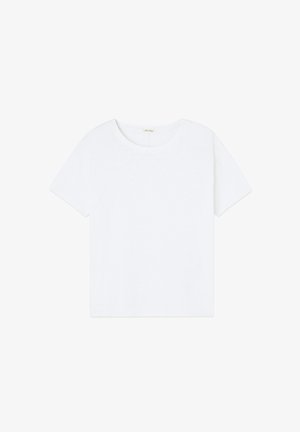 Vienkārša balta T-krekls ar īsām piedurknēm un apaļu kakla izgriezumu, kārtīgi izklāts uz balta fona.