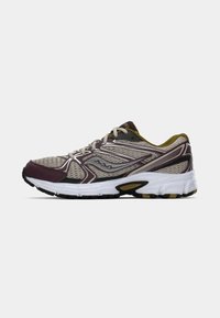 Chaussure de sport avec un dessus en maille grise, des accents bordeaux et noirs, une semelle intermédiaire blanche et une semelle extérieure en caoutchouc noir texturé. Caractéristiques : fermeture à lacets.