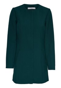 Abrigo verde oscuro a medida con escote redondo, mangas largas y dos bolsillos delanteros. La tela tiene una textura suave y estructurada.