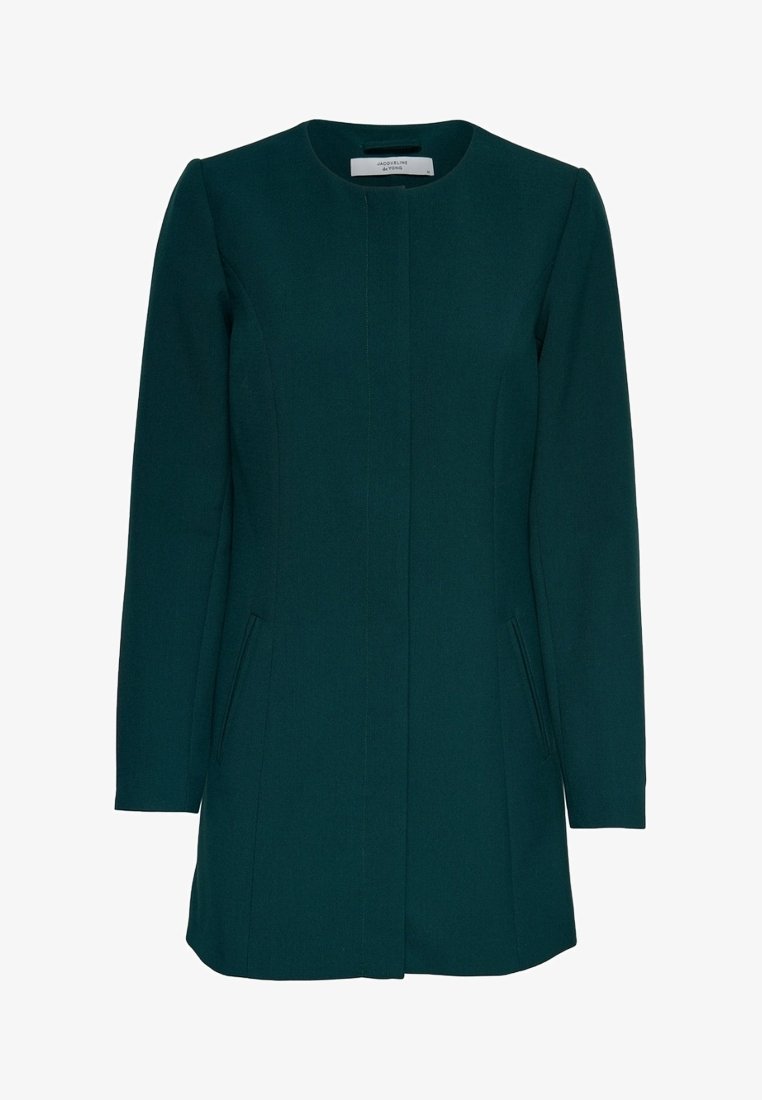 Abrigo verde oscuro a medida con escote redondo, mangas largas y dos bolsillos delanteros. La tela tiene una textura suave y estructurada.
