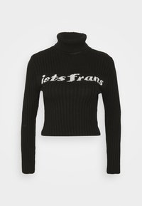 Czarny prążkowany sweter z golfem z białym dzianinowym napisem na piersi. Wzór obejmuje długie rękawy i dopasowaną sylwetkę.