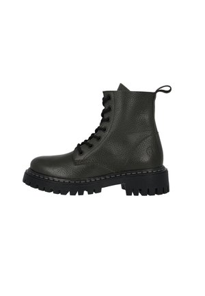 Zielone skórzane botki do kostki z teksturowanym wykończeniem, sznurowane z przodu, na czarnej, grubosolowej podeszwie oraz pętelką z tyłu ułatwiającą zakładanie.