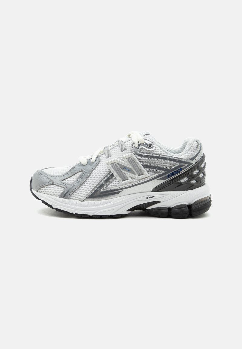 Λευκό και γκρι παπούτσι τρεξίματος New Balance 1906R με επάνω μέρος από δίχτυ, μαλακό πέλμα και κλείσιμο με κορδόνια, απεικονίζεται σε πλάγια όψη σε λευκό φόντο.