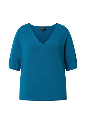 Türkisblauer Pullover mit kurzen Ärmeln, V-Ausschnitt und gerippten Kanten, mit einem kleinen goldenen Logodetail nahe dem Saum auf der rechten Seite.