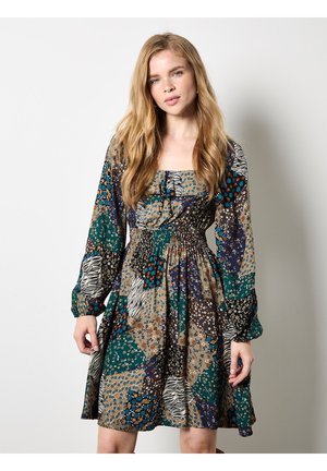 Jurkje met bloemen- en dierenprint, voorzien van een vierkante halslijn, lange mouwen, een geraffineerde taille en een losse fit. Kleuren zijn groen, blauw en bruin.
