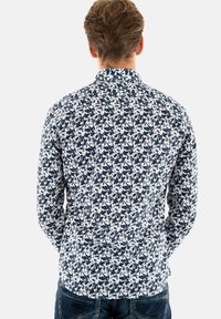 Hemd met lange mouwen, voorzien van een marineblauw en wit bloemenpatroon, knoopsluiting, van katoen en ontworpen in een slim fit.