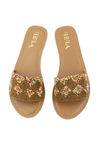 Barna, lapos szandálok, textúrált, színes gyöngyös pánttal, amely gyémántmintával rendelkezik. Simára csiszolt, bézs színű talp, részletes varrással.