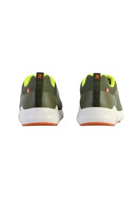 Sneakers in rete verdi con suola bianca, caratterizzati da accenti giallo neon e finitura testurizzata. Include un dettaglio arancione sul tallone.