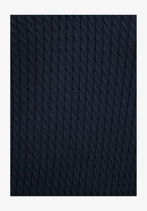 Dunkelmarineblauer Stoff mit einem dicken, vertikalen Zopfmuster, das ein strukturiertes, geflochtenes Aussehen erzeugt.