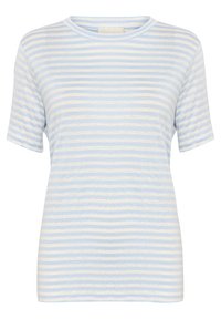 Camiseta a rayas en azul claro y crema; cuello redondo; mangas cortas; tela suave y liviana; rayas horizontales con sutil textura.