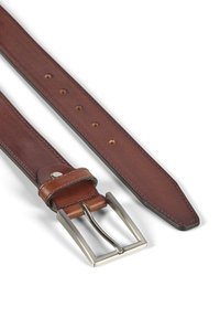 Bruine leren riem met een zilveren metalen gesp, voorzien van meerdere gaten voor aanpassing en een toelopende punt. Gladde textuur met minimale stiksels.