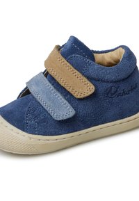 Blauwe suède sneaker met een beige en lichtblauwe klittenbandsluiting. Ronde neus, gestructureerde zool en binnenvoering in een lichtere kleur.