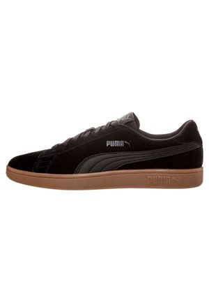 Czarny sneaker Puma z brązową podeszwą, sznurowanym wzorem oraz logo Puma z boku i na pięcie.
