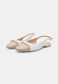 Scarpe flat slingback con tomaia bianca, punta beige e catena dorata in rilievo sul davanti; tacco basso e design aperto sul retro.