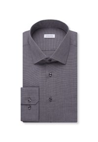 Chemise longue grise à manches longues, pliée, avec un col évasé et des poignets boutonnés, présentée sur un fond blanc.