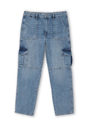 Pantalones cargo de mezclilla azul claro con múltiples bolsillos de parche, diseño de pierna recta y una textura ligeramente deslavada. Cuenta con un cierre de botón y cremallera.