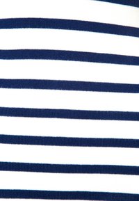 Tissu blanc avec des rayures horizontales bleu marine uniformément espacées.