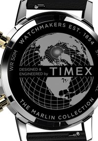 Montre de la collection Timex Marlin avec cadran noir, carte du monde argentée, boîtier chromé et bracelet en cuir noir. Résistante à l'eau jusqu'à 50 mètres.