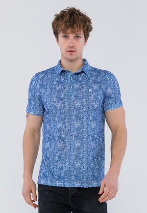 Polo de manga corta en un patrón texturizado azul y blanco, con un cuello tipo camisa y una tapeta de tres botones.
