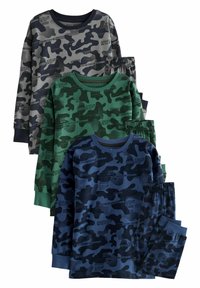 Trois ensembles de pyjamas pour enfants avec des motifs camouflage en gris, vert et marine. Chaque ensemble comprend un haut à manches longues et un pantalon assorti.