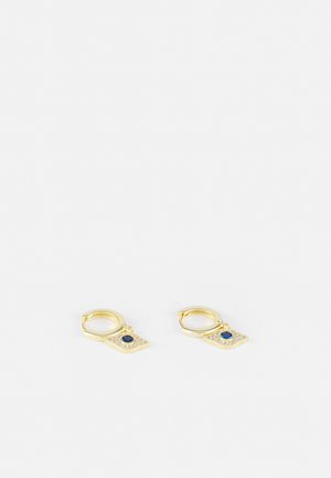 Orecchini a cerchio dorati con ciondoli quadrati raffiguranti una gemma blu centrale e bordi testurizzati, esposti su uno sfondo bianco.