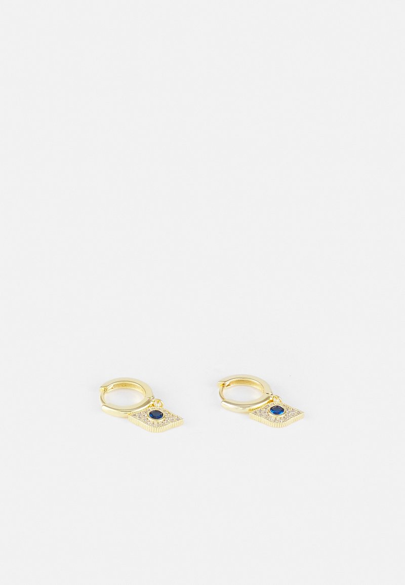 Boucles d'oreilles créoles en or avec des breloques carrées ornées d'une pierre précieuse bleue au centre et de bords texturés, présentées sur un fond blanc.