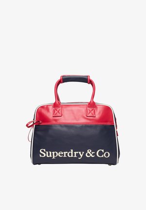 Prostokątny granatowo-czerwony skórzany damska torebka z górnymi uchwytami i tekstem "Superdry & Co" na przednim panelu.