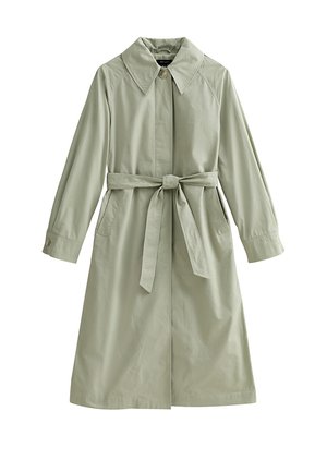 Trench coat lungo verde chiaro con ampio colletto, chiusura con bottoni, cintura da annodare in vita e maniche lunghe con polsini abbottonati.