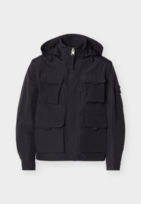 Μαύρο φουτερό με κουκούλα, με φερμουάρ μπροστά και έξι τσέπες με καπάκι, διαθέτει ρυθμιζόμενα κορδόνια στην κουκούλα και μακριά μανίκια με κουμπώματα στις μανσέτες.