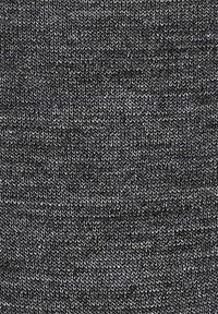 Mørkegråt strikket stof med et struktureret mønster, der har varierede nuancer af grå for dybde og et blødt, elastisk udseende.