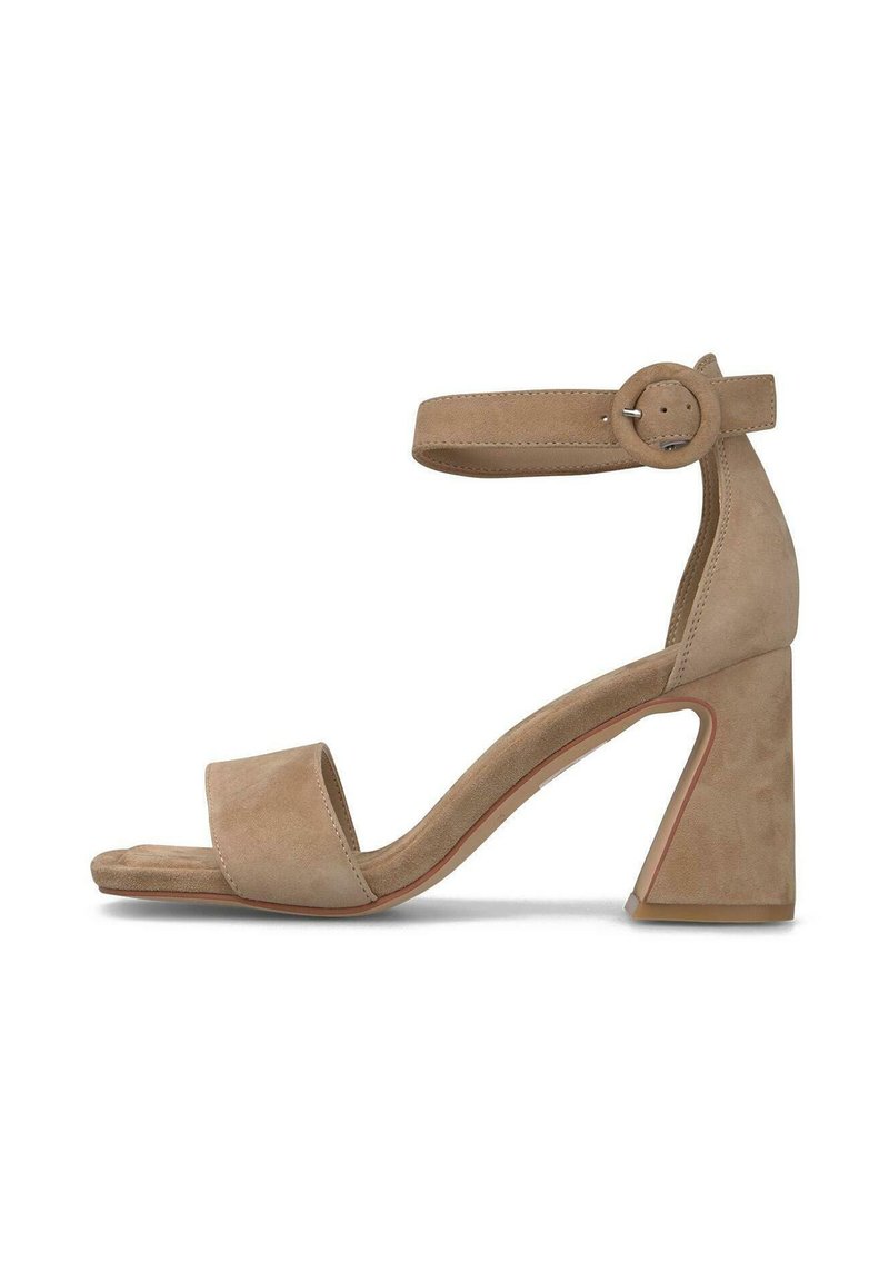 Beige suède hoge hak sandalen met een brede blokhak, open teen en een verstelbare enkelband met een ronde gesp. Glad textuur.