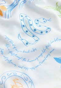 Tela blanca con una serpiente delineada en azul con manchas negras, texto en cursiva azul y pequeños elementos decorativos en naranja y azul.