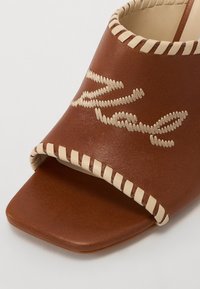 KARL LAGERFELD ASTRA NOVA WHIPSTITCH SLIDE - Sandali z visoko peto - tan
