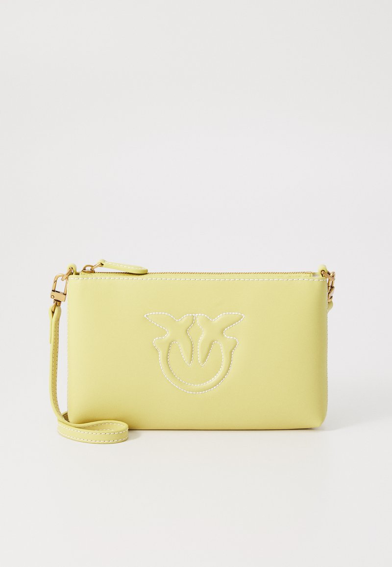 Gelbe Kunstleder-Crossbody-Tasche mit einem Reißverschluss. Sie verfügt über ein strukturiertes Logo-Design und einen verstellbaren Träger. Glatte Oberfläche.