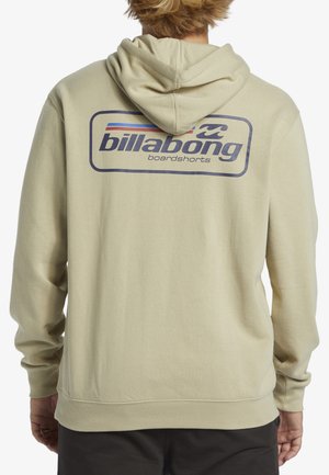 Sudadera color caqui con un gran logo de Billabong en azul marino en la parte posterior, de corte clásico, capucha con cordón y puños y dobladillo acanalados.