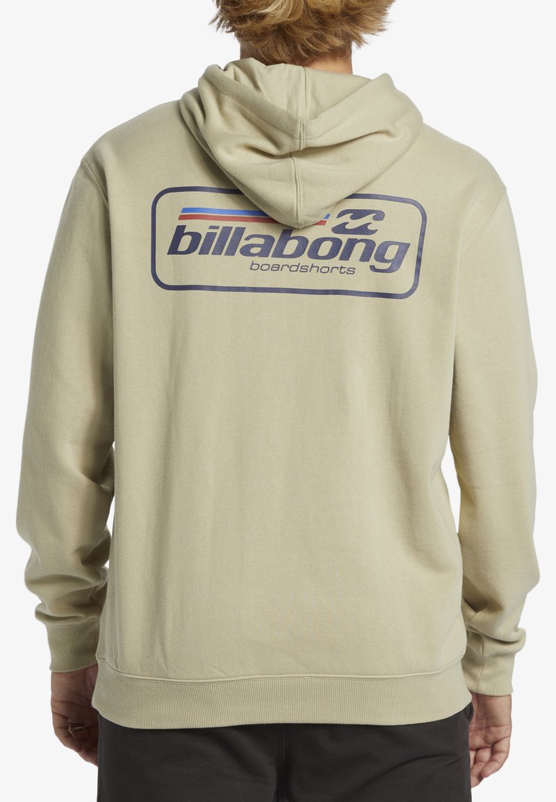 Sudadera color caqui con un gran logo de Billabong en azul marino en la parte posterior, de corte clásico, capucha con cordón y puños y dobladillo acanalados.