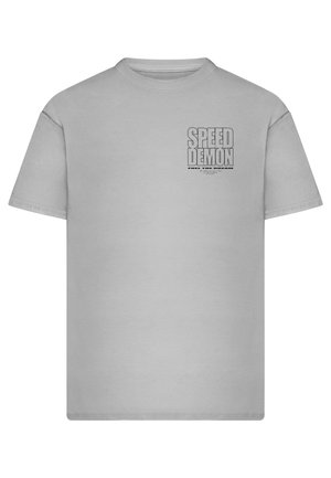 Graues Baumwoll-T-Shirt mit kurzen Ärmeln und Rundhalsausschnitt. Verfügt über schwarzen "SPEED DEMON"-Text auf der Vorderseite sowie zusätzlichen Text darunter.