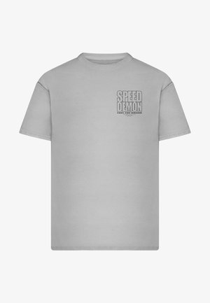 Graues Baumwoll-T-Shirt mit kurzen Ärmeln und Rundhalsausschnitt. Verfügt über schwarzen "SPEED DEMON"-Text auf der Vorderseite sowie zusätzlichen Text darunter.