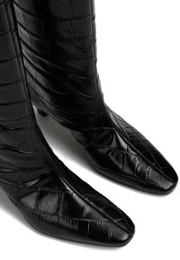 Czarne, sztuczne skórzane botki o szpiczastym nosku z fakturą przypominającą krokodylą skórę, z eleganckim, zwężającym się kształtem i małymi, cylindrycznymi obcasami.