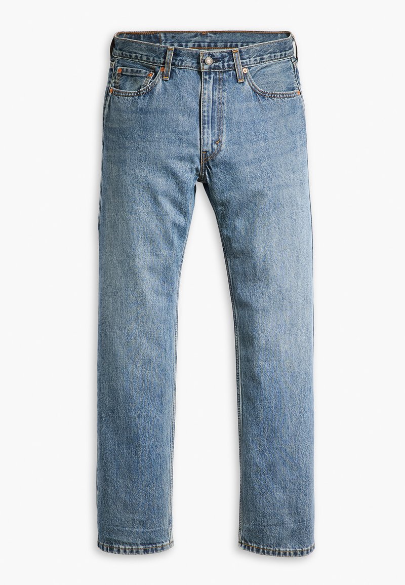 Jeans de denim azul con corte recto, cinco bolsillos y costuras en tono cobre, con un lavado desgastado y cinturilla estándar.